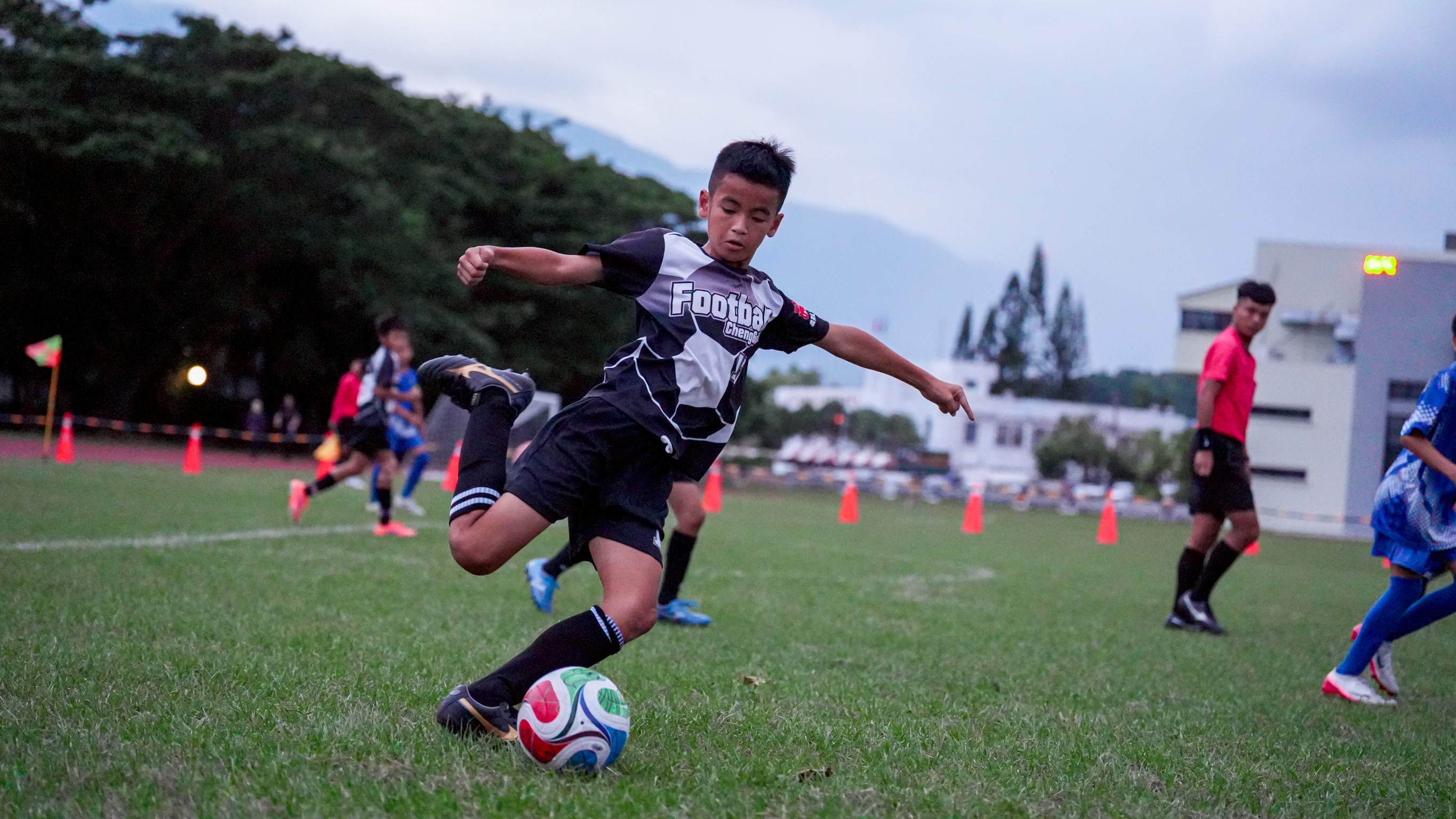 台東成功國小(黑)0比2吞敗，無緣全國賽